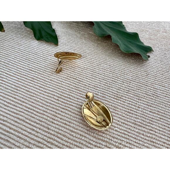 Vintage Mod White & Gold Geometric Earrings, Clip-on Costume Earrings - Picture 7 of 9